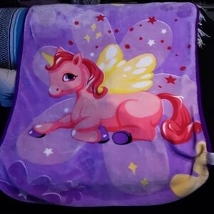 This is a unicorn-themed throw blanket